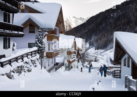 St Anton Tirolo Austria Village Street scene con gli sciatori e tradizionali chalet austriaci dopo forti nevicate invernali Foto Stock