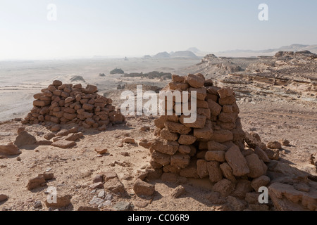 Resti di mura a Romane fortezza e di insediamento, Al Qasr el Labekha nel deserto vicino a Kharga Oasis Egitto Foto Stock