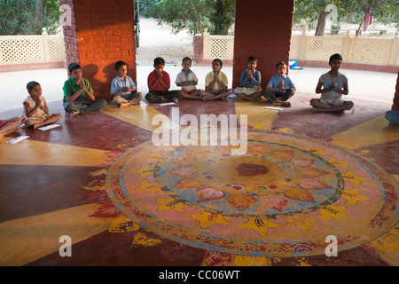 Preghiera al tramonto nella meditazione Pavilion - Campus Udayan Foto Stock