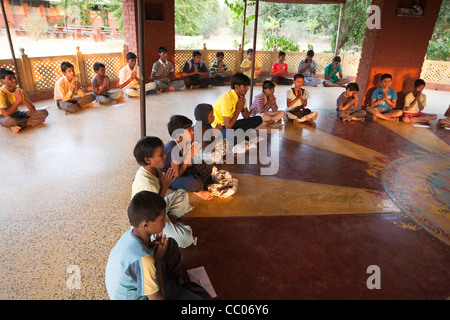 Preghiera al tramonto nella meditazione Pavilion - Campus Udayan Foto Stock