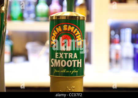 John Smiths Extra birra liscia pompa, REGNO UNITO Foto Stock