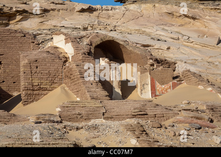 Le tombe vicino alla fortezza e insediamento, Al Qasr el Labekha nel deserto vicino a Kharga Oasis Egitto Foto Stock