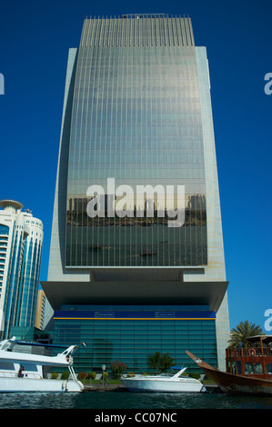 La Banca nazionale di Dubai costruzione lungo il litorale della creek Quartiere Deira Dubai EMIRATI ARABI UNITI Foto Stock