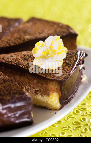 Torta di mandorle con rivestimento di cioccolato Foto Stock