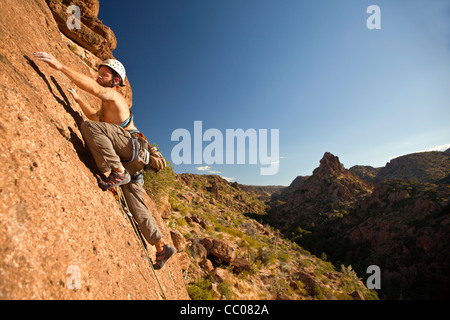 Patrick Winstanley salite in Devil's Canyon vicino a Superior, Arizona Foto Stock