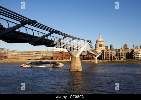 Il millenium passerella sul fiume Tamigi in mattina presto città di Londra Inghilterra Regno Unito Regno Unito Foto Stock