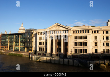 Il vintners hall sulle rive del fiume Tamigi Londra Inghilterra Regno Unito Regno Unito Foto Stock