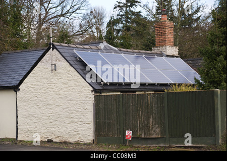 Pannelli solari montati su tetto della staccata rurale cottage in Winforton Herefordshire England Regno Unito Foto Stock