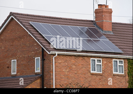 I pannelli solari montati sul tetto della rurale moderno semi staccate casa famiglia in Winforton Herefordshire England Regno Unito Foto Stock