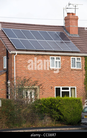 I pannelli solari montati sul tetto della rurale moderno semi staccate casa famiglia in Winforton Herefordshire England Regno Unito Foto Stock