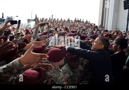 Il presidente Barack Obama scuote le mani con un mare di maroon berretti dopo aver dichiarato l'Iraq su dicembre 14, 2011 a Fort Bragg, NC. Foto Stock