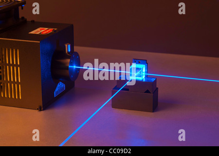 Laser a ioni di argo il fascio passante attraverso un divisore di fascio Foto Stock