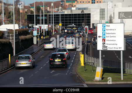 Vetture entrano il Merry Hill Shopping Center West Midlands, Regno Unito Foto Stock