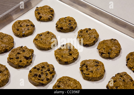 Una schiera di senza glutine cookies in attesa di essere cotta Foto Stock