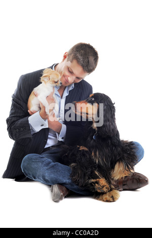 L'uomo withe una razza cocker inglese e chihuahua in un studio Foto Stock