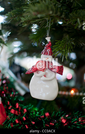 Pupazzo di neve su di un albero di Natale. Foto Stock