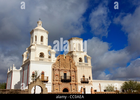 La missione di San Xavier del Bac, uno storico spagnolo, Cattolica, missione francescana al di fuori di Tucson, AZ, Stati Uniti d'America Foto Stock
