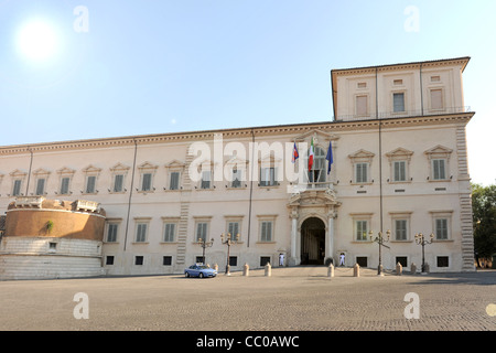 Il Palazzo del Quirinale, residenza presidenziale a Roma con la bandiera italiana Foto Stock