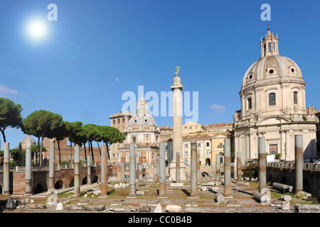 Il Foro di Traiano (Forum Traiani) con Colonna di Traiano e Santa Maria di Loreto chiesa sullo sfondo. Il Foro di Traiano è un antico Foto Stock