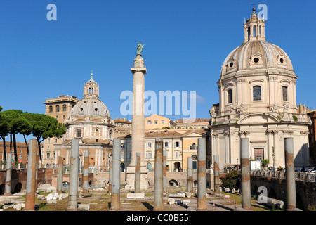 Tempio di Traiano Fori Imperiali di Roma Foto Stock