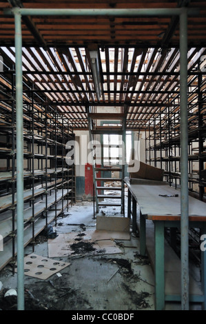 Gli scaffali vuoti in abbandonato dischi in vinile premendo la fabbrica locale di magazzinaggio. Foto Stock