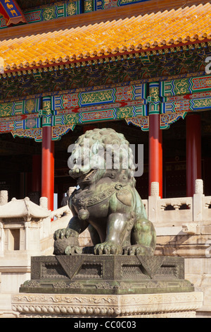 Un leone di bronzo a guardia del approccio occidentale alla porta della suprema armonia nella Città Proibita di Pechino, Cina Foto Stock