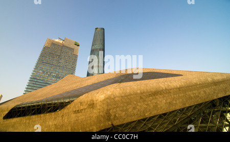 Guangzhou Opera House e la IFC nel nuovo Zhujiang area di città di Guangzhou, Cina. Foto Stock