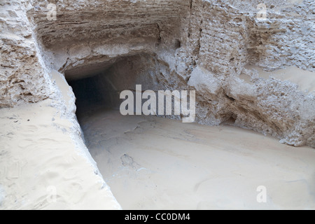 Vista del riempito di sabbia albero che conduce al Regno di mezzo la tomba di Senusret III a Abydos. Medio Egitto Foto Stock