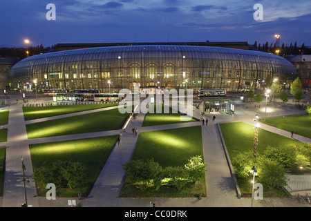 Grande parete di vetro che coprono tutta la facciata della stazione ferroviaria e dell'ESPLANADE, Strasburgo, BAS-RHIN (67), Francia Foto Stock