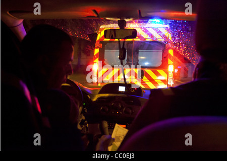 I vigili del fuoco di rispondere a una chiamata durante la notte, Mulhouse, Haut-RHIN (68), Francia Foto Stock