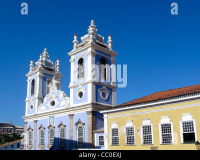 Chiesa classica con torri con campana in Pelourinho vecchio centro storico di Salvador de Bahia, Brasile Foto Stock