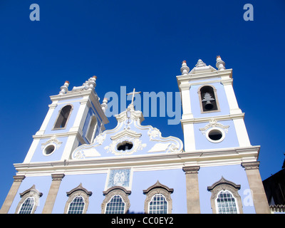 Classica torri della chiesa con campanile in Pelourinho vecchio centro storico di Salvador de Bahia, Brasile Foto Stock