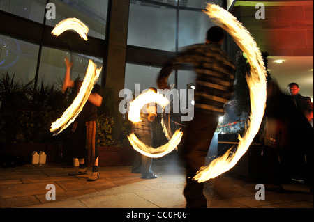 Firedancers celebrare l'inizio del Celtic Connections al di fuori di Glasgow Royal Concert Hall Foto Stock