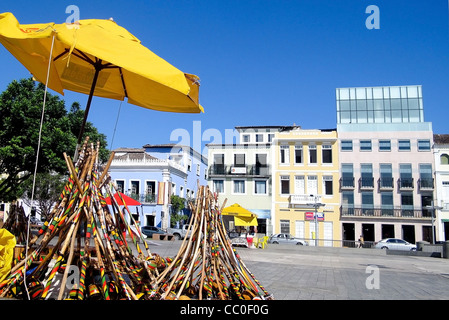 Capoiera strumenti musicali in Pelourinho Città Vecchia, Salvador, Brasile Foto Stock