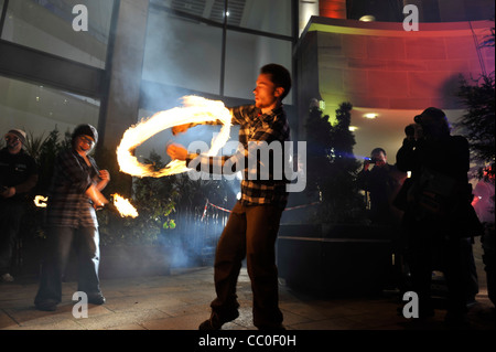 Firedancers celebrare l'inizio del Celtic Connections al di fuori di Glasgow Royal Concert Hall Foto Stock