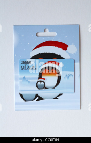 I pinguini di natale nella neve su Tesco giftcard - gift card isolato su sfondo bianco Foto Stock