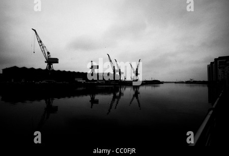 Vista lungo fiume Clyde, Glasgow, Scozia che mostra delle gru e delle altre industria cantieristica navale Foto Stock