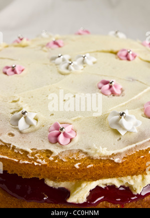 Home cotta Victoria sponge cake con crema di burro e marmellata di lamponi di riempimento. Foto Stock
