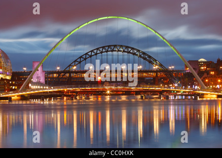 Newastle Quayside. Ponti sul fiume Tyne in Newcastle al tramonto. Newcastle upon Tyne Regno Unito Foto Stock