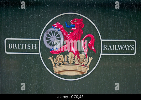 Vecchio British Railways logo su un GWR 64xx Classe 0-6-0PT locomotiva a vapore del Bodmin e Wenford Railway Foto Stock