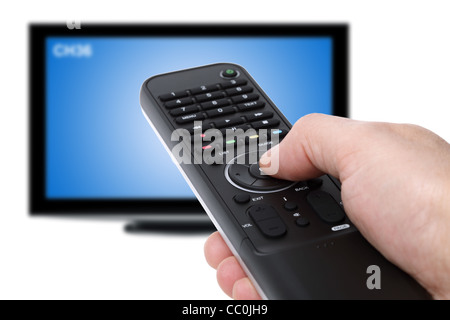 Utilizzando il telecomando del televisore Foto Stock