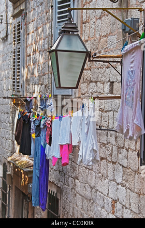 Appena lavato i vestiti appesi ad un muro di casa nella città vecchia di Dubrovnik, Dalmazia, Croazia, Europa Foto Stock