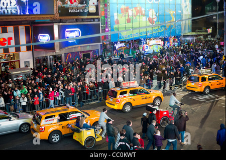 Migliaia e migliaia di turisti pack Times Square Foto Stock