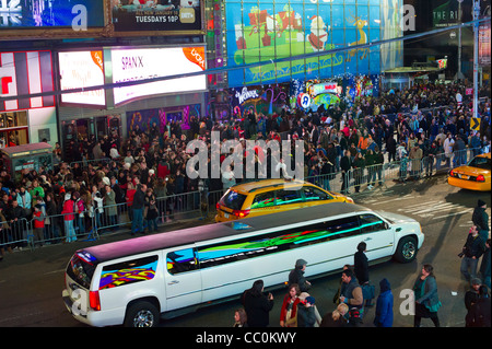 Migliaia e migliaia di turisti pack Times Square Foto Stock