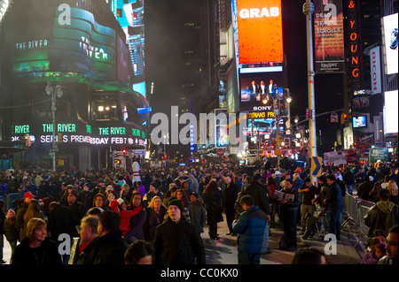 Migliaia e migliaia di turisti pack Times Square Foto Stock