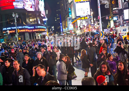 Migliaia e migliaia di turisti pack Times Square Foto Stock