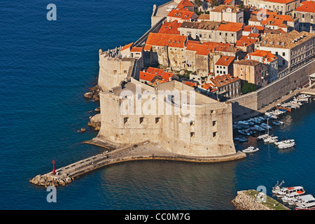 Vista della Città Vecchia di Dubrovnik, il porto della città e San Giovanni Rocca. Dubrovnik, Dalmazia, Croazia, Europa Foto Stock