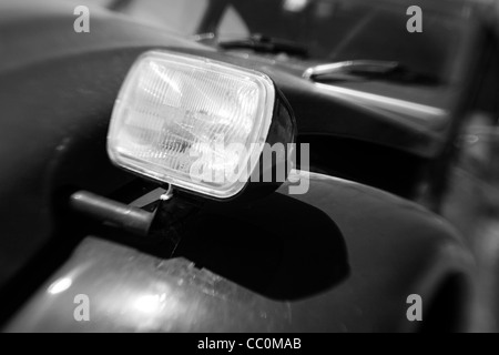 Dettaglio del classico Francia auto Citroen 2CV in bianco e nero Foto Stock