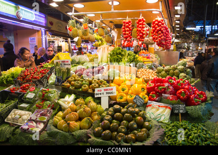 Il mercato della Boqueria Barcellona verdure esposte per la vendita in stallo a Catalogna Spagna Foto Stock