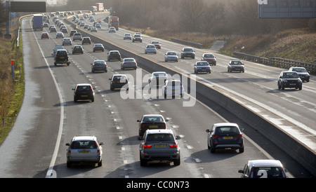 Il traffico sulla autostrada M6 IN STAFFORDSHIRE RI MOTORING I COSTI DELLE EMISSIONI DI INQUINAMENTO degli automobilisti di carburante COSTI DI VIAGGIO VIAGGI STRADE REGNO UNITO Foto Stock